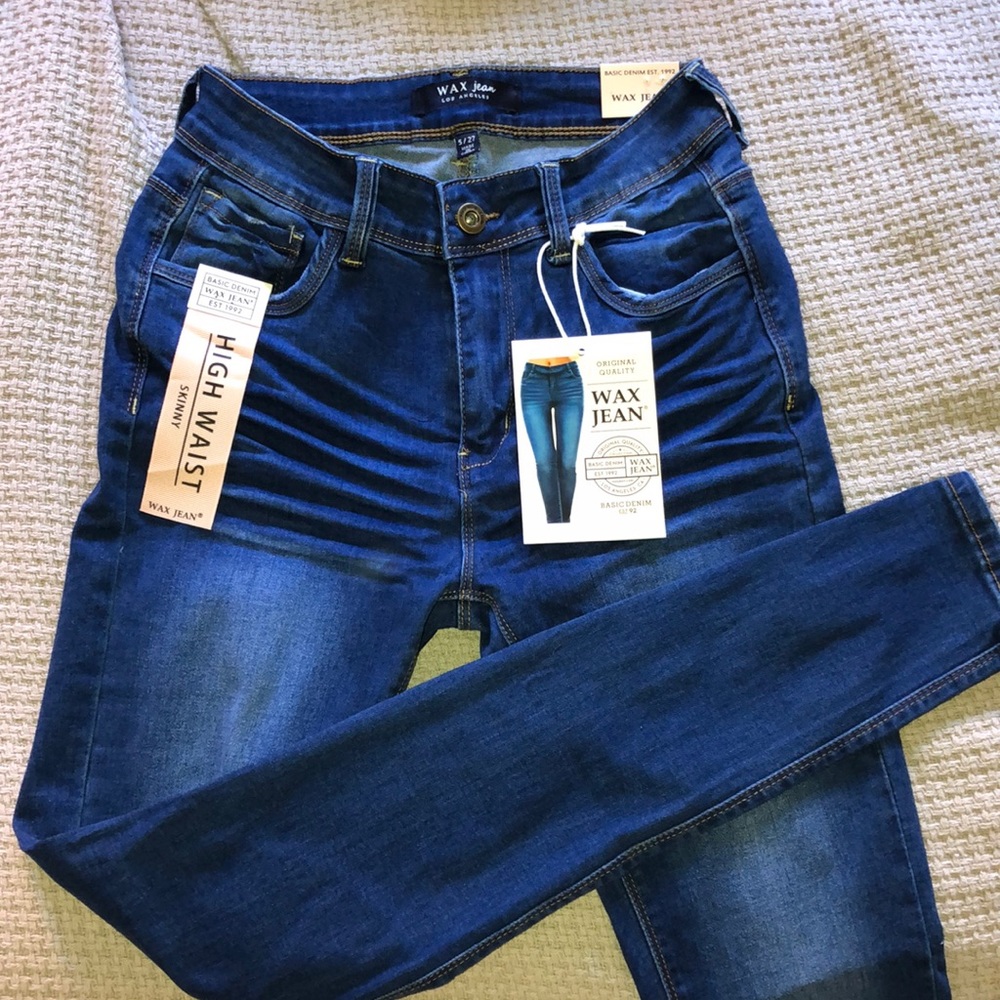 Super cute high waisted jeans!